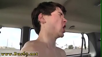 Sucer une bite gay géante