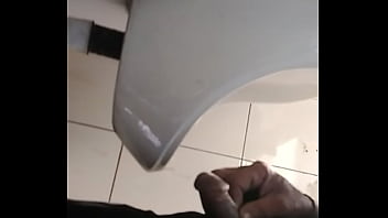 Des hommes gays baisent dans une salle de bain publique xvideo