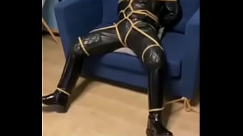 Hommes musclés gays nus attachés