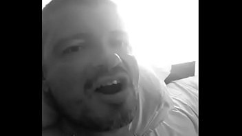 Chupando um pau gay quente no xhamster