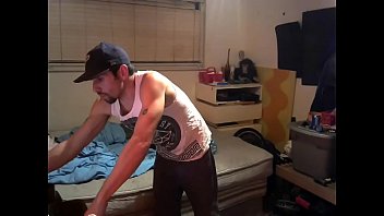 Dia telanjang ketika saya dia memberinya pizza porno gay