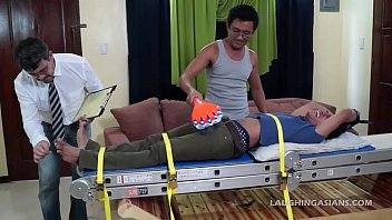Wanita gay telanjang mencium mod Garry