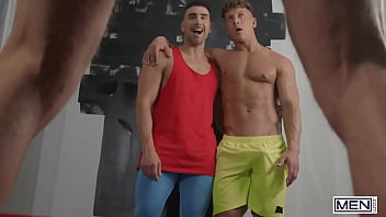 Vidéo de yoga gay
