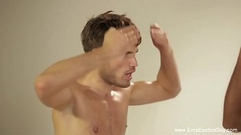 Đồng tính nam khiêu dâm và cô gái giật ra hướng dẫn xVideo